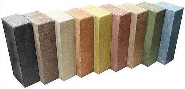 Faire face à une maison en brique de silicate est le type de décoration le moins coûteux, mais malheureusement le plus éphémère.