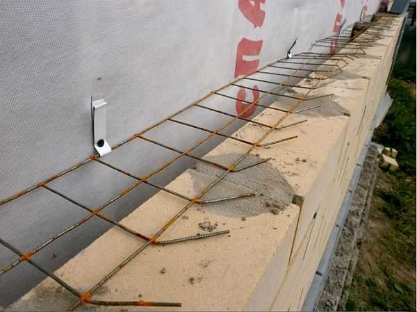 De cette façon, vous pouvez attacher le mur de la maison et le revêtement en brique.