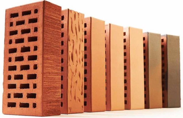 La brique de parement en céramique peut avoir plus qu'une simple surface avant lisse. Il existe également différentes nuances pour permettre aux motifs d'être pliés