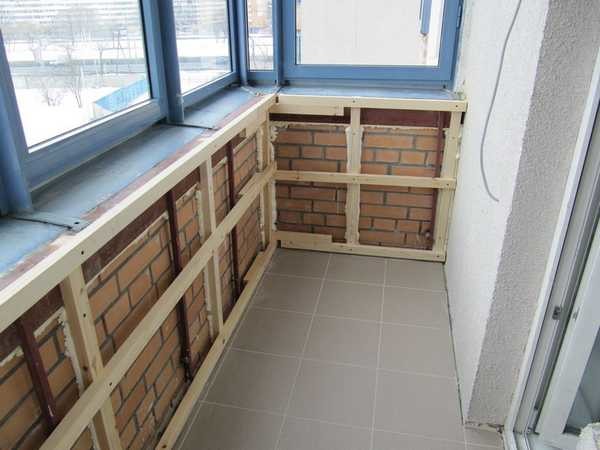 Un exemple de lattage de balcon pour une doublure