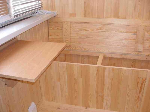 Revêtir un balcon avec des planches à clin est un moyen de créer du confort et en même temps d'isoler une pièce