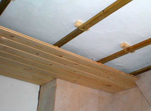 Une structure similaire est assemblée au plafond