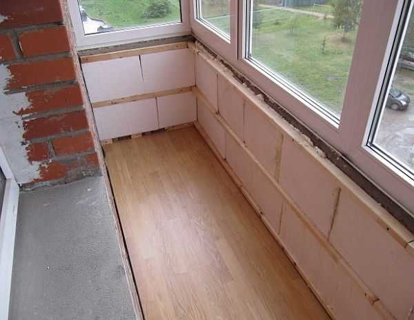 Vous pouvez isoler le balcon sous le clins avec de la mousse