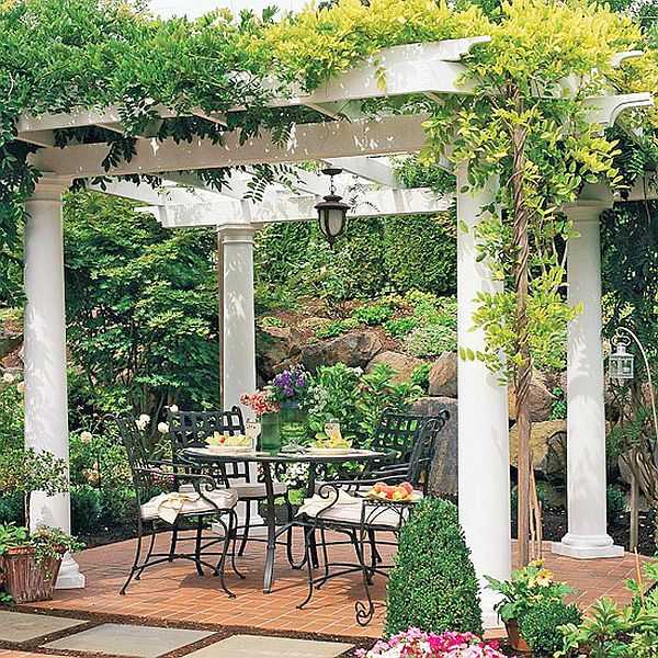 C'est aussi une pergola, mais l'apparence et le design sont complètement différents, bien que le principe de construction soit le même