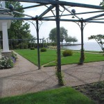 Les éléments forgés sont toujours pertinents. Les plantes envahies au fil du temps feront de cette pergola l'endroit le plus confortable