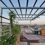 Une autre combinaison de bois et de métal, mais le design est différent, une sensation différente. Une telle pergola peut être aménagée sur un balcon ouvert