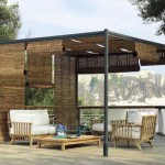 Des rouleaux de nattes étaient fixés sur une pergola en métal. Ajustez le degré d'ouverture à votre discrétion