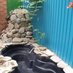 Cette glissière masque la conduite d'eau (une cruche y est posée. Le fond de celui-ci a été soigneusement coupé