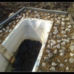 Tout a commencé de la même manière: fosse de fondation, installation de bain, éperonnage autour du sol. Je voulais juste faire une zone pavée autour de l'étang, et le sol est argileux: on ne peut rien y mettre. Par conséquent, une telle astuce a été inventée: ils ont déposé une grande partie de la pierre concassée, ils ont été enfoncés dans les profondeurs avec un maillet en caoutchouc