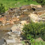Comment barrer un étang, s'il y a un ruisseau naturel sur votre site - creusez une fosse, alignez-la avec une pierre et dirigez le ruisseau dedans