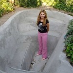 Pas le plus grand bassin, mais 10 sacs de ciment, 30 sacs de sable (20 gros et 10 fin) ont été utilisés pour cela, un additif hydrophobe - 5 sacs pour rendre le béton hydrofuge. Plâtré sur une grille fixée dans le sol