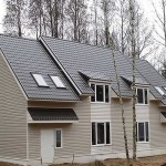 L'imitation de bois clair bénéficie d'une toiture foncée