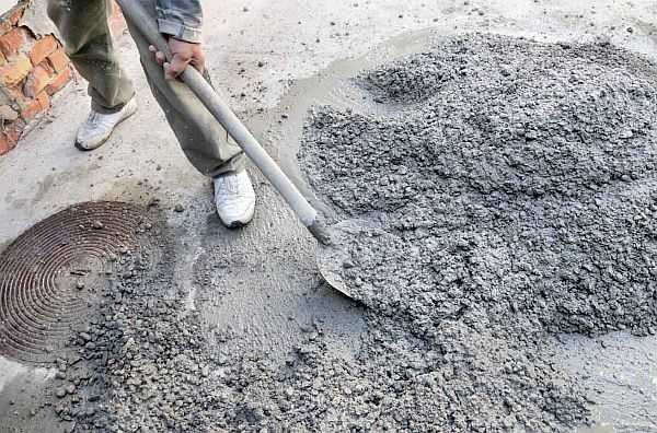 Pour les petits volumes, le béton peut être mélangé à la main