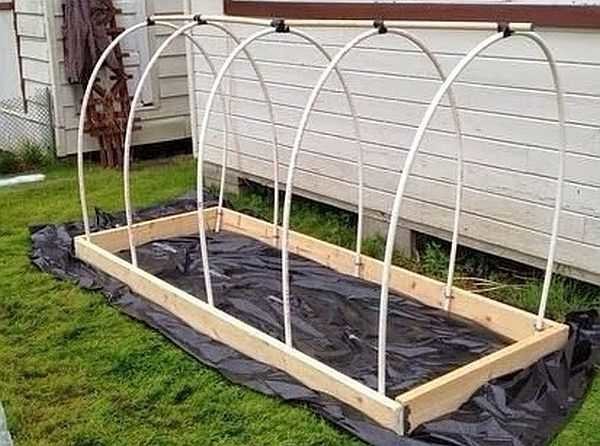 Une serre faite de tuyaux en PVC selon la même technologie avec de petits changements: comme elle est petite, les tuyaux sont cloués directement sur le cadre en bois. Et le tuyau supérieur est également sur le dessus et est attaché avec du ruban électrique (peut être remplacé par du ruban adhésif).