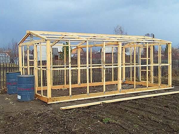 Les serres à pans de bois sont généralement construites comme une maison.
