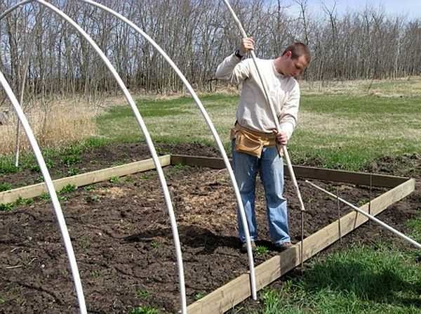 Des morceaux de tuyaux en PVC sont placés sur les raccords