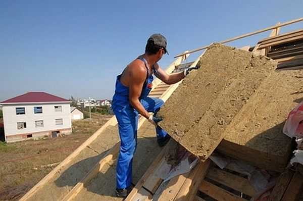 Isolation du toit du grenier par l'extérieur: c'est facile à travailler, le matériau est posé sur la caisse doublée par le bas