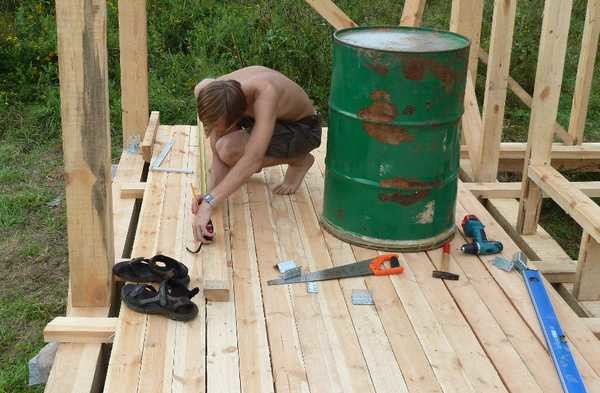 L'une des étapes de la construction d'une véranda: le revêtement de sol