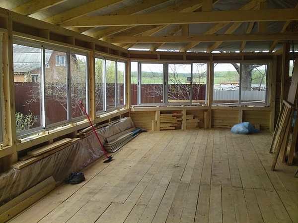 Fenêtres coulissantes en profilé d'aluminium sur le chalet d'été: confortables et chaleureuses