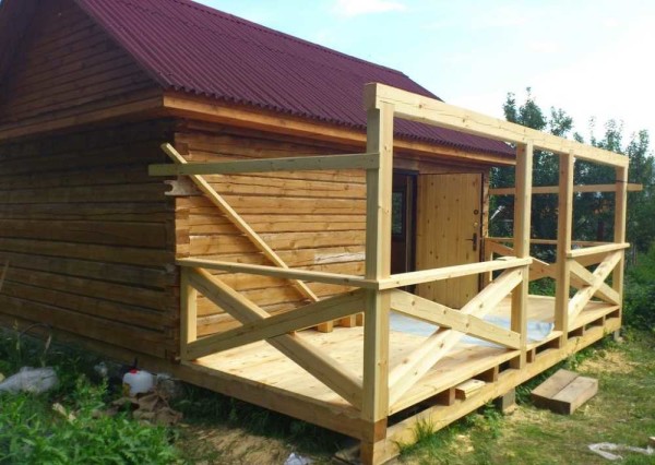 Sur les sols sableux, la fondation de la véranda peut être en forme de colonne