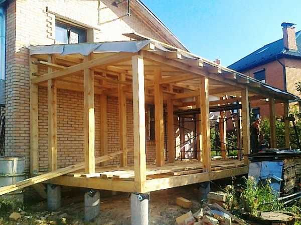 Fondation sur pieux - diffèrent des poteaux en ce qu'ils sont soit vissés / martelés prêts à l'emploi, soit coulés dans le coffrage et obtenus monolithiques