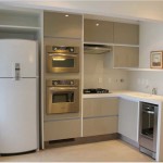 La couleur blanche combinée aux surfaces chromées masque la massivité du meuble