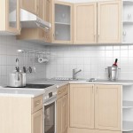La combinaison de nuances de beige et de blanc est un classique dans les petites cuisines