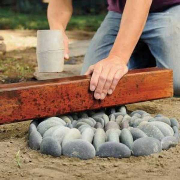 Les pierres sont enfoncées dans le sable