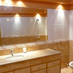 Des faisceaux de lumière aux bons endroits - et le design de la salle de bain devient inhabituel