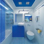 Le bleu dans la salle de bain crée une ambiance nautique