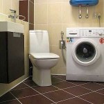 Arrangement réussi des éléments nécessaires. La conception de la salle de bain et des toilettes dans les couleurs beige et marron est toujours populaire