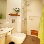 Décoration de salle de bain de couleur crème et plusieurs accents de couleur