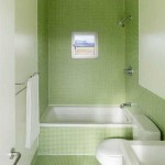 Une combinaison de carreaux de mosaïque et d'une teinte plus claire de grands carreaux. La conception de la salle de bain verte s'est avérée un succès