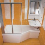 Placez le lavabo au-dessus de la salle de bain - tout ce dont vous avez besoin dans un espace minimal