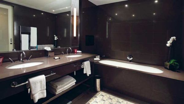 Belle conception de salle de bain, mais sombre ...