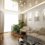 Un plafond tendu brillant peut agrandir visuellement une petite pièce