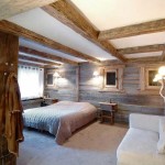 Combiné avec un plafond plat blanc, le bois semble encore plus chaud