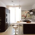 Les couleurs et les lignes strictes sont adoucies par des motifs floraux. Cet intérieur de la cuisine combiné avec le salon a l'air doux
