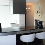 L'idée de zoner la cuisine et le salon avec une table fonctionnelle