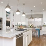 L'intérieur de la cuisine combiné avec le salon est largement déterminé par l'éclairage.