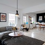 La cuisine combinée avec le hall est éclairée par des lampes séparées, de style similaire