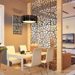 Cloison ajourée, dont les motifs se répètent au plafond du salon