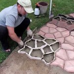 C'est ainsi qu'ils ouvrent le chemin à la campagne ou à proximité de la maison en utilisant des coffrages prêts à l'emploi dans lesquels du mortier de béton est coulé