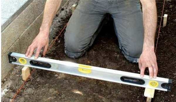 Le coffrage est réglé à un niveau - le béton sera nivelé le long de celui-ci