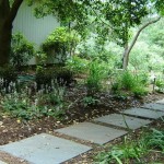 Une autre option pour la pose de dalles de béton maison dans un chemin de jardin