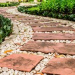 Gros cailloux comme remblai et dalles de béton colorées
