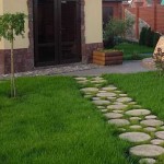 Et tout le monde à la ferme a des moules pour un tel chemin - coupez les bouteilles d'eau en cylindres, placez-les au besoin et remplissez-les d'une solution: belle et bon marché