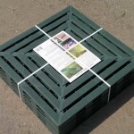 Et c'est un tas de tuiles de jardin en plastique