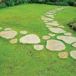 Sous cette forme, le chemin calcaire ne casse pas la pelouse et il est pratique de marcher