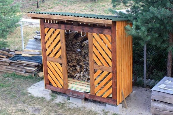 Et c'est ce qui est arrivé. Le premier bâtiment sérieux - un bûcher à faire soi-même